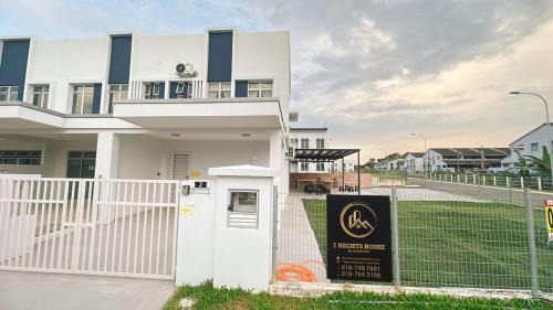 A27 Royal Dato Onn 2 Party House Corner Lot 15Pax