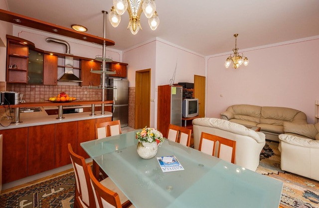 A4 large 150 m2 apt with 4 bedrooms, big balcony,sea view and outside fireplace