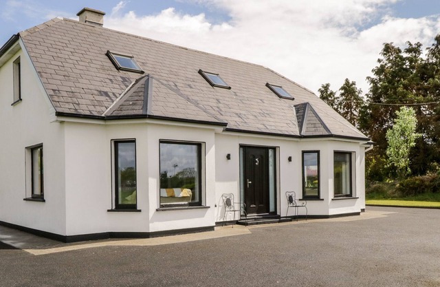 ABBEY VIEW, pet friendly, with a garden in Ballintubber, County Mayo