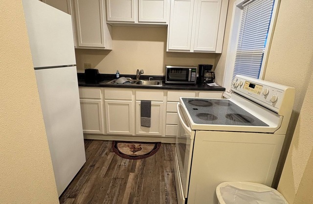 Above It All. Chic 2-BR Apt with AC, WiFi in Bedford. We are hands on Owners.