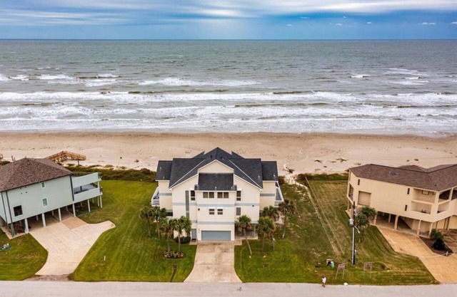 Absolute beachfront luxury villa in Indian Beach-first row