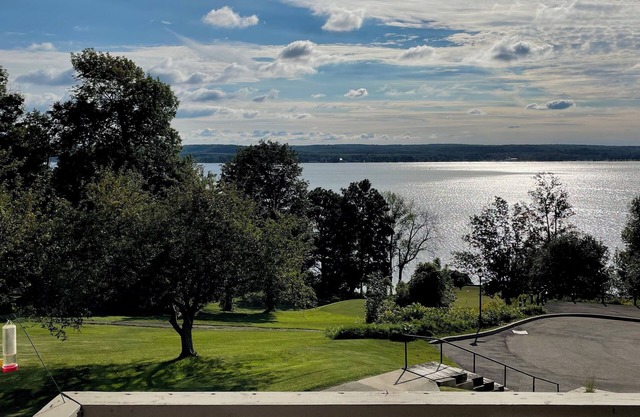 Absolute Gem! Stunning Chautauqua Lake views with AC, WiFi