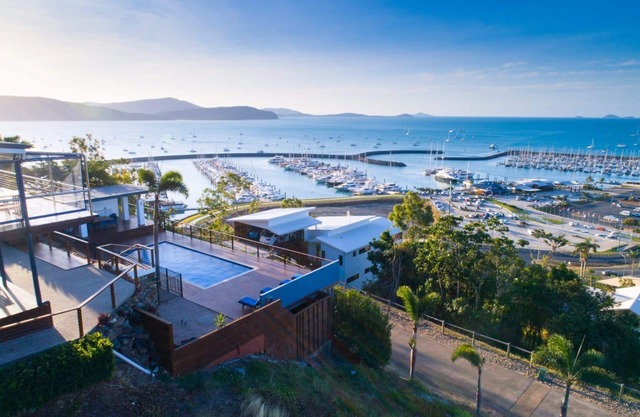 Absolute Luxury! Large 5 Bedroom Holiday Home in the Heart of Airlie.