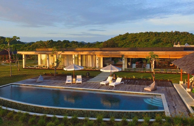 ABSOLUTE PRIVACY 4 Bdrm LUXURY Villa w own beach, 18m pool 360 degree ocean view