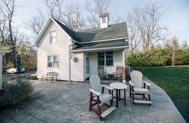Adjacent to beaches, 3 minute walk to downtown, Quiet Atmosphere, FREE WIFI