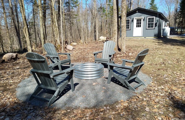 ADK Getaway "Pine Tree Retreat"-New 1 bedroom cottage 1 mile from Adirondacks