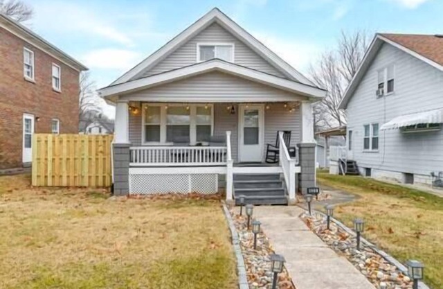 Adorable 2BR Bungalow | John Deere | Vibrant Arena