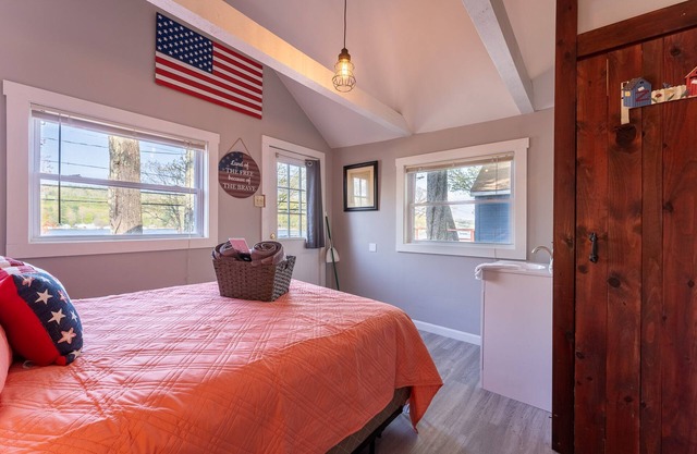Adorable Cabin with stunning lake views & Now featuring AC Wi-FI and TV access