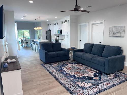 Adorable cottage near Sports Complex OWA beaches shopping restaurants mini golf Central to all the fun Foley has to offer King bed