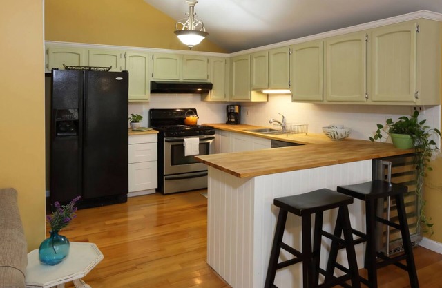 Adorable Cottage, Walk to Train, Basking Ridge Border, Close to Newark Aiport