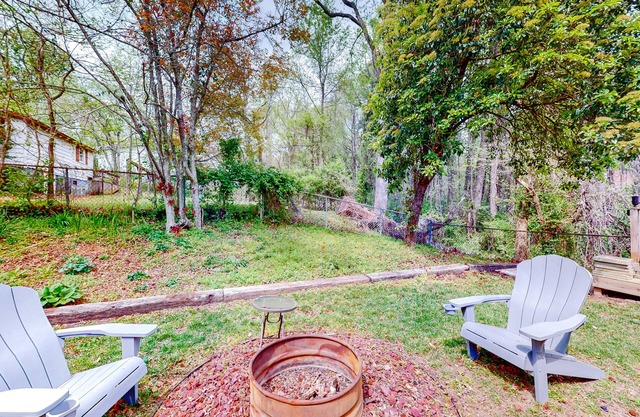 Adorable cottage with mountain views, fenced yard, firepit & W/D - dog-friendly