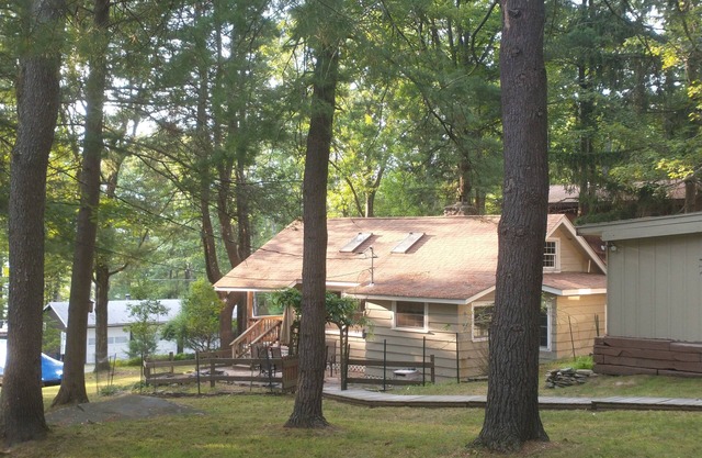 Adorable lake home with 2 bedrooms and sleep in loft with full size beds