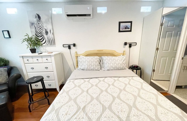 Adorable Modern Studio West, Clean & Comfy