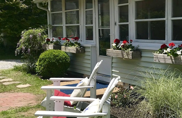 Adorable New England Cottage, 2 min walk to Beach 🏖️, Available year round