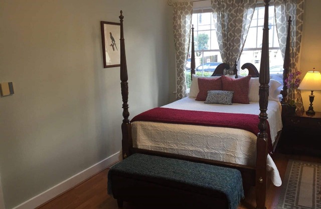 Adorable Quiet House Pvt Courtyard on Street Car Line