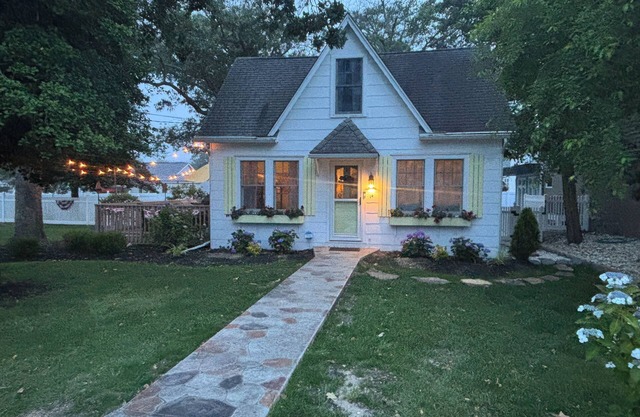 Adorable Renovated Cottage - Just steps from the Bay!