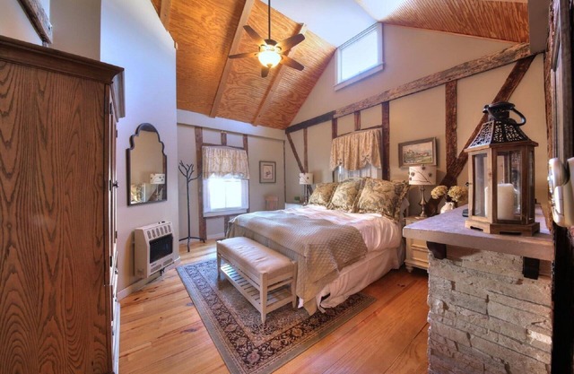 Adorable Two-Person Bungalow nestled in the cozy town of Augusta, MO!