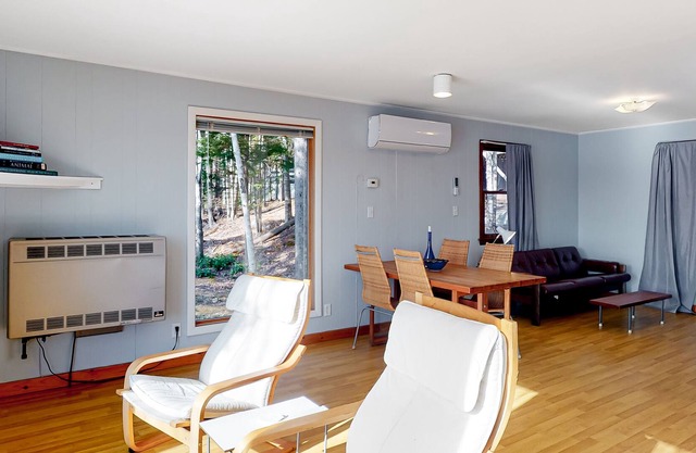 Adorable waterfront escape with deck, high-speed WiFi, full kitchen & grill