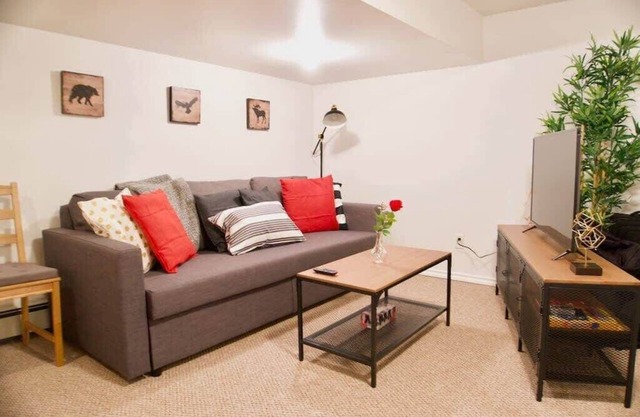 Affordable Cozy Suite, Parking, 4k Smart TV, WiFi ☕