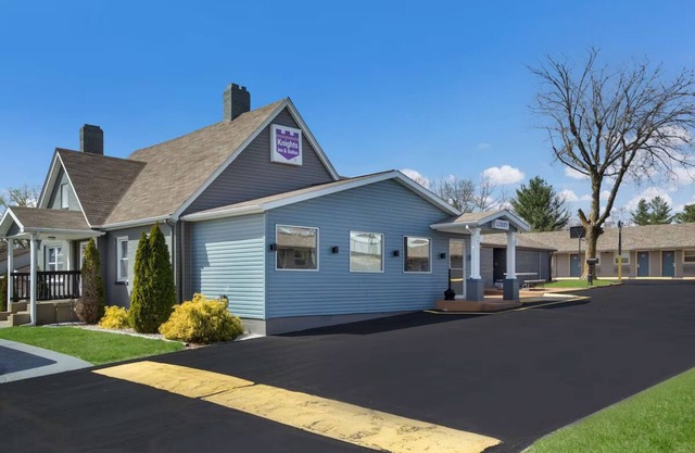 Affordable Getaway at Knights Inn Salem! Free Breakfast, Free Parking