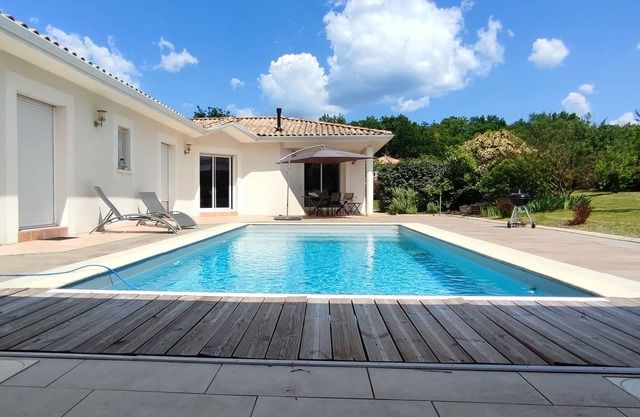 Agréable Villa Avec Piscine à la Lisière de la Forêt