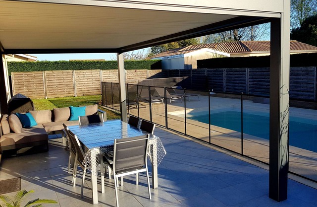 Air-conditioned family home with secure swimming pool near Bordeaux and St-Emilion