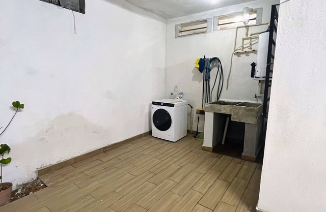 Air-conditioned house, electric gate, covered garage, lovingly decorated.