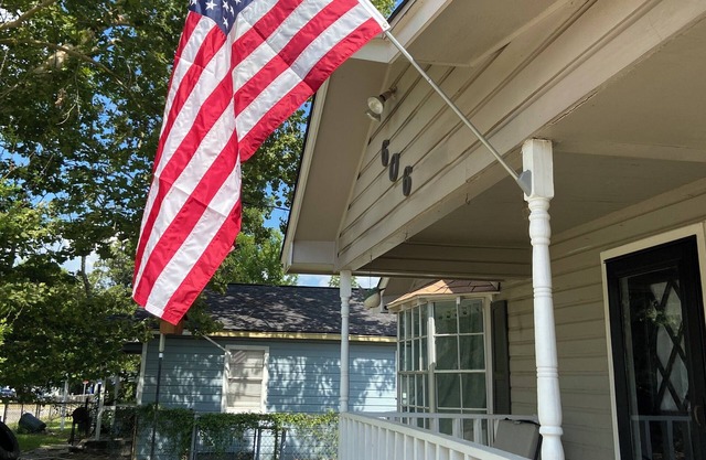 Air Travelers Reprieve- Downtown Humble 4 miles from the airport