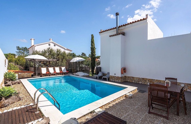 Ajania Villa, AC, Wifi, Pool