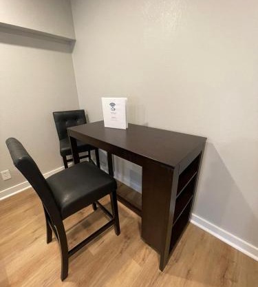Aksarben Modern 1Bed ground level with parking