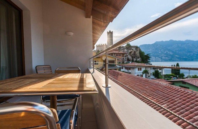 Al vecchio frantoio in the center of town with beautiful lake views, near beach