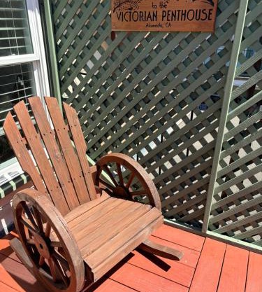 Alameda 3BR unique Victorian Penthouse with deck and outdoor furniture, AC, 3 blocks to beach & shopping center & 2 free parking spaces
