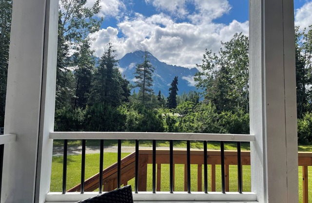 Alaskan Adventure Begins Here: Beautiful Creekside Oasis!