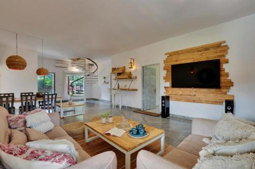 Alaya Stays 4BHK Farmhouse with Pvt Pool & Garden - Manesar