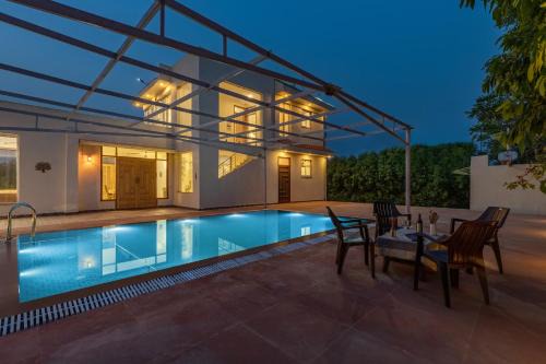 Alaya Stays Raga 2BHK Farmstay with an entertainment lounge