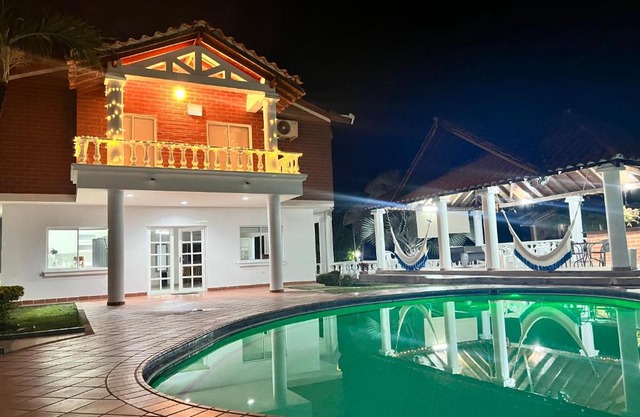 Alegre villa de verano con piscina