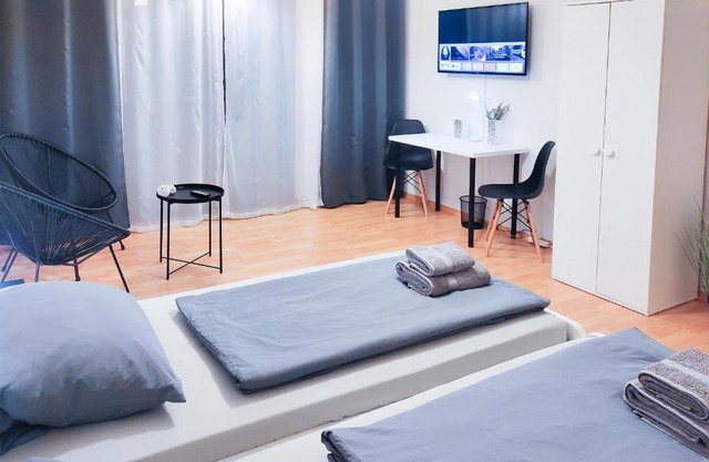 ALFA Apartment Stuttgart Mitte 2 Zimmer City-Lage Berliner Platz Balkon Netflix Küche WM l 2BR 5 Beds 6 People l Fully equipped Kitchen & Bathroom