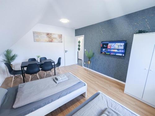 ALFA Stuttgart 3 Zimmer 6 Betten Apartment Wasen MercedesBenz MHP Arena l Bad I Küche l WIFI & SmartTV l 3BR & 6 Beds l Bathroom l Kitchen