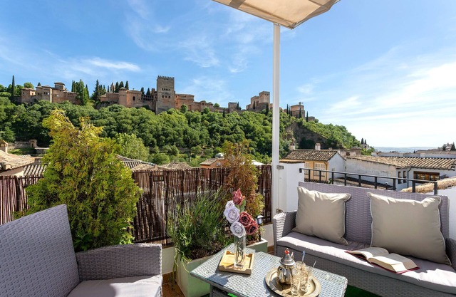 Alhambra Views Apartment. Mirador de la Victoria