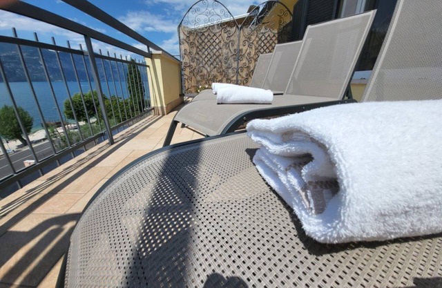 Alkea penthouse with terrace and superb lake view