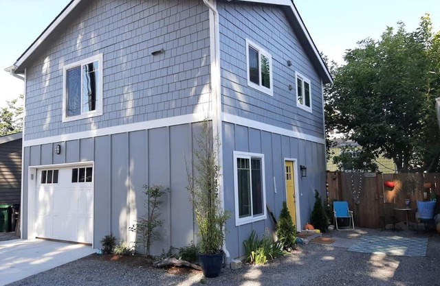 Alki Beach Cottage, NEW, 2 bedrooms, 2 bathrooms, near beach, AC, WD, Parking