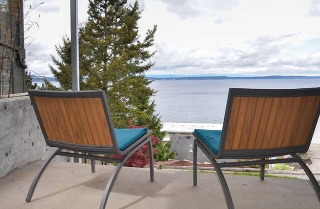 Alki Beach Studio Oasis- Quiet Escape & Sweeping Ocean Views. Parking & AC.