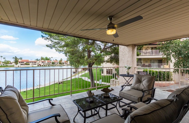 ALL 5-STAR reviews! Lakefront King + Queen bed+ huge cnr balcony