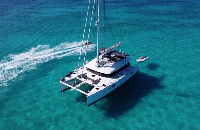 All inclusive luxury sailing catamaran Amura in Nassau, Bahamas