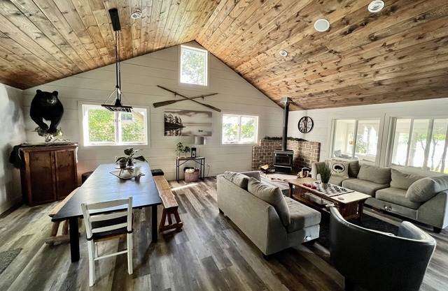 All-Season Modern Cottage on Red Lake - 45 min from Green Bay