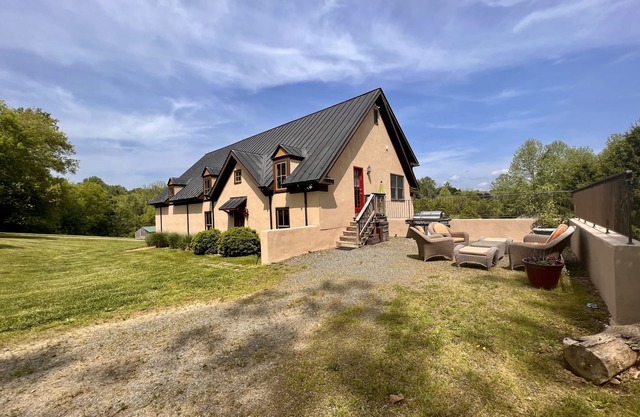 Alpacas, Rolling Hills & Starry Nights – Peaceful 3-Bedroom Farm Retreat