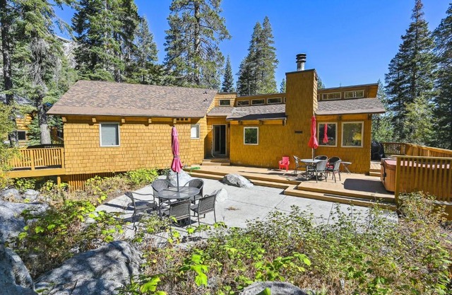 Alpine Adventure- Shuttle to Ski Lifts- Hot Tub- Pet Friendly