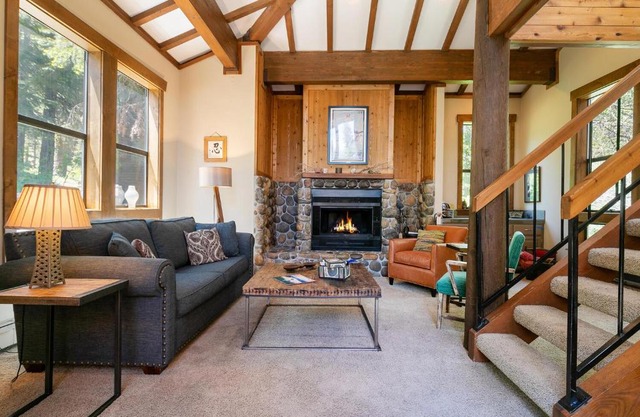 Alpine Escape by Tahoe Getaways - Shuttle to Ski Slopes & Fireplace