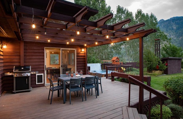 Alpine Highmark by KABINO Hot Tub Fire Pit Fully Fenced Backyard WiFi