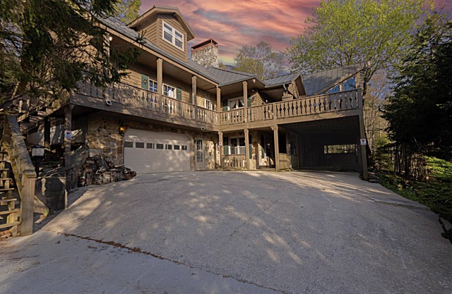 Alpine Ridge Chalet: Spacious Ski Retreat with 2 Kitchens & Hot Tub